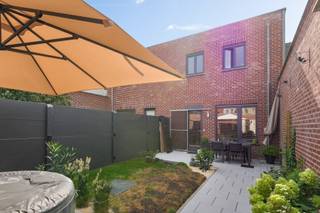 Deze recente woning combineert een doordachte gezinsindeling met vier volwaardige slaapkamers, een aangename tuin en opvallend veel praktische ruimte. De Verbertstraat geniet van een centrale ligging in Schoten, op korte afstand van het centrum en het groene Gemeentepark. Winkels, scholen en dagelijkse voorzieningen bevinden zich vlakbij, terwijl ook het jaagpad langs het kanaal mooie wandel- en fietsmogelijkheden bieden. Zo combineert deze locatie een vlotte bereikbaarheid met verrassend veel groen en ontspanning in de onmiddellijke omgeving.<br /><br /><strong>Indeling: </strong>Via de inkomhal met vestiairegedeelte en gastentoilet bereikt u de leefruimtes. Vooraan bevindt zich de eetkamer, terwijl de zithoek achteraan werd ondergebracht en zo een aangename, meer private plek vormt met zicht richting tuin.<br />Centraal ligt de geïnstalleerde keuken, die beide leefruimtes op een natuurlijke manier met elkaar verbindt. Zo ontstaat een praktische indeling waarbij koken, eten en ontspannen elk hun eigen plek krijgen, zonder het contact tussen de ruimtes te verliezen.<br /><br /><strong>Eerste verdieping: </strong>De nachthal geeft toegang tot drie slaapkamers, waaronder een ruime hoofdslaapkamer aan de voorzijde. Verder bevinden zich hier de badkamer, een afzonderlijk toilet en een praktische wasplaats. Ook de technieken voor centrale verwarming en ventilatie werden netjes geïntegreerd.<br /><br /><strong>Zolder: </strong>De volledig ingerichte zolderverdieping vormt een royale <strong>vierde slaapkamer</strong> en beschikt over ingemaakte kasten. Door de ruime oppervlakte kan deze verdieping desgewenst ook verder worden opgedeeld of gecombineerd worden met een bureau- of dressinggedeelte.<br /><br /><strong>Buitenruimte: </strong>Achteraan beschikt de woning over een aangename tuin. Een bijkomende troef is de garage die rechtstreeks via de tuin bereikbaar zijn en aan de achterzijde afzonderlijke toegang hebben via de Kalstraat, bijzonder praktisch voor parkeren, fietsen en extra bergruimte.<br /><br />Onder de volledige woning bevindt zich bovendien een kruipruimte.<br /><br /><strong>Bijzonderheden: </strong>Beschikbaarheid: Mits inachtname huurder.<br /><br />Met <strong>vier slaapkamers, EPC B, een garage en een recente bouwkwaliteit</strong> is dit een bijzonder complete woning voor wie ruimte, energiezuinigheid en dagelijks wooncomfort wil combineren.