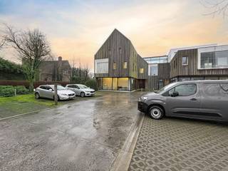 <p><strong>Ligging</strong></p>
<p>Deze exclusieve kantoor- of praktijkruimte bevindt zich op een absolute toplocatie in Sint-Denijs-Westrem. Dankzij de strategische ligging nabij de op- en afrit van de autosnelweg geniet u van een uitstekende bereikbaarheid. De omgeving wordt gekenmerkt door een dynamische mix van bedrijven, winkels en restaurants, wat deze locatie bijzonder aantrekkelijk maakt voor professionele activiteiten.</p>
<p><strong>Beschrijving</strong></p>
<p>Via de verzorgde gezamenlijke inkomhal bereikt u het gebouw op een vlotte en professionele manier. De luxueuze kantoor- of praktijkruimte is gelegen op de eerste verdieping. Bij het betreden van de unit wordt u verwelkomd in een volledig ingericht onthaal, dat meteen een representatieve indruk nalaat. Aansluitend bevindt zich een ruime en comfortabele wachtzaal. Voor de open wachtruimte liggen drie royale, kwalitatief afgewerkte kabinetten/kantoren, ideaal voor diverse professionele activiteiten. Achter het onthaal is een praktische keuken voorzien. Bovendien beschikt deze eigendom over drie ondergrondse parkeerplaatsen, een absolute troef voor u en uw bezoekers.</p>
<span>De maandelijkse kosten: €350<br /><br />Voor inlichtingen en/of bezoek, bel Gwen Moerman 0472/62.03.60</span>