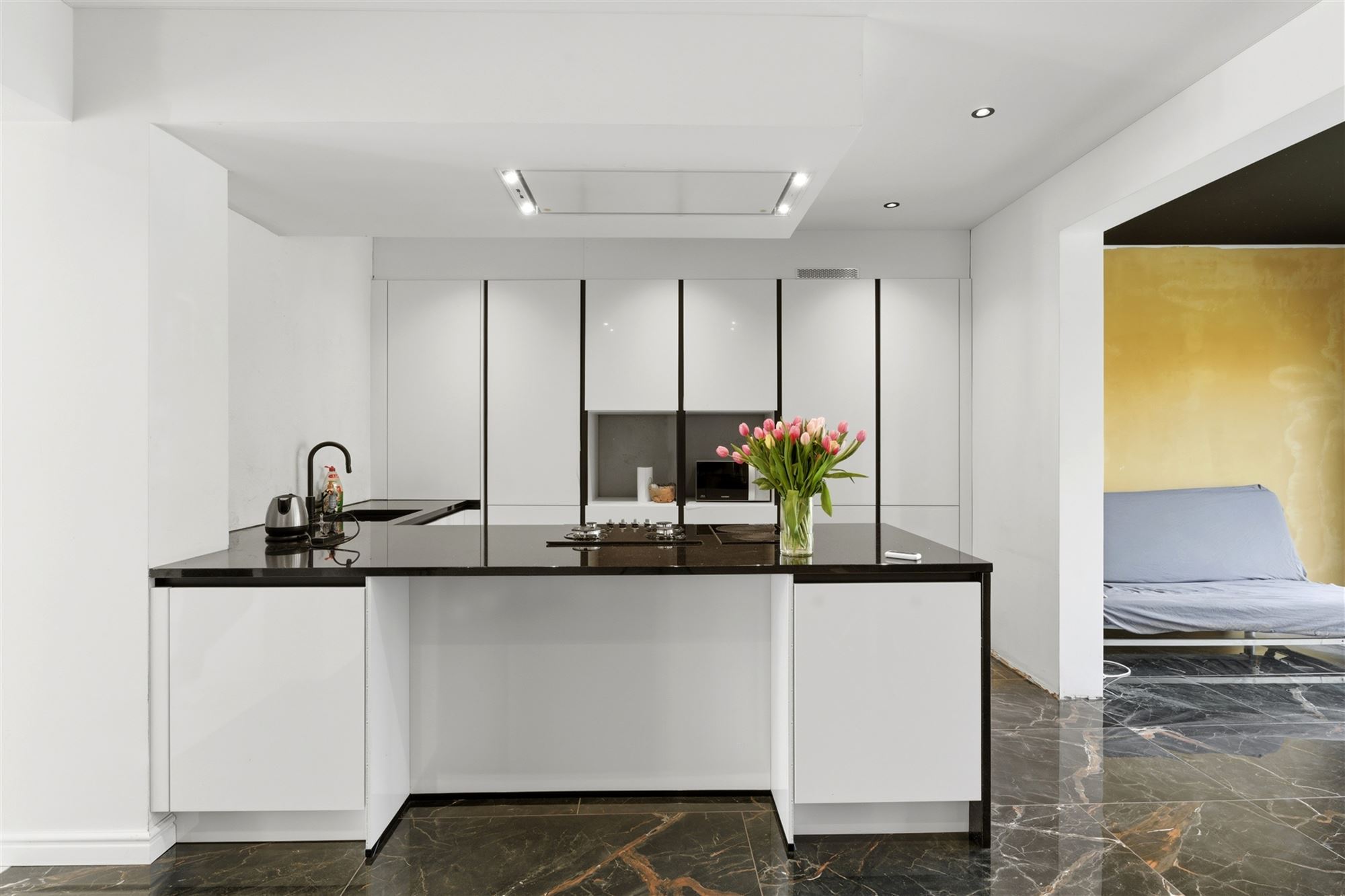 Halfopen bebouwing met 3 kamers, staanplaats, kelder en tuin - foto 4