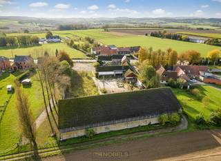 Uitzonderlijke eigendom op een <strong>ROYALE OPPERVLAKTE VAN 5.470 M² </strong>in Oudenaarde, perfect voor <strong>ONDERNEMERS EN INVESTEERDERS MET VISIE</strong>. Deze <strong>VOORMALIGE MANÈGE </strong>met binnenpiste (25m x 50m) biedt een unieke kans tot <strong>HERONTWIKKELING</strong> dankzij de ruime binnenstructuur en de veelzijdigheid van het perceel. Het domein ligt op een <strong>VLOT BEREIKBARE LOCATIE</strong> en geniet tegelijk van de <strong>RUST EN SCHOONHEID VAN DE VLAAMSE ARDENNEN</strong>. De natuurlijke omgeving en landelijke charme maken dit terrein bijzonder geschikt voor <strong>DAGRECREATIE</strong> met een <strong>LINK NAAR NATUUR EN BELEVING</strong>. Contacteer ons voor meer informatie of een <strong>PLAATSBEZOEK</strong>.<br /><br />Meer info op aanvraag!<br /><br />Adres: Kerzelare 100-102 te Oudenaarde