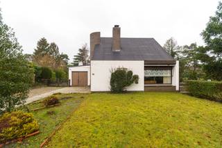 <p>Interesse in een bezoek? Neem contact op met noor.helsen@copandi.be of via +32 471 90 18 10.<br />Download ook zeker de inplantingsplannen en de documenten via onze website www.copandi.be</p><p></p><p>Deze karaktervolle woning is gelegen op een perceel van circa 14 are in het rustige Mol-Wezel. U geniet hier van een aangename, groene omgeving nabij lokale winkels, een basisschool en openbaar vervoer. Bovendien bevindt u zich op wandelafstand van natuurgebied de Keiheuvel. Dankzij de vlotte verbinding met de Molse Zuiderring zijn zowel Mol als Lommel binnen 10 minuten bereikbaar.</p><p></p><p><strong>Gelijkvloers</strong></p><p>De woning, gebouwd in 1978, verwelkomt u via een inkomhal met gastentoilet. Van hieruit bereikt u de uitzonderlijk ruime leefruimte met open keuken van bijna 53 m². Deze open indeling vormt het hart van de woning en biedt meer dan voldoende plaats voor een royale zithoek en eetruimte. De houten parketvloer en de open haard zorgen voor extra warmte en gezelligheid.</p><p>Aansluitend bevindt zich een lichtrijke veranda van circa 16 m² met zicht op de tuin, ideaal als bijkomende leefruimte. Verder beschikt het gelijkvloers over een inpandige garage, wat zorgt voor extra comfort en praktische bergruimte, hier bevindt zich eveneens de wasplaats.</p><p></p><p><strong>Eerste verdieping</strong></p><p>Op de eerste verdieping bevinden zich drie slaapkamers in verschillende groottes, geschikt als master bedroom, kinderkamers of bureau. De centraal gelegen badkamer is uitgerust met een ligbad, lavabomeubel en extra toilet. Daarnaast is er een aparte berging voorzien, ideaal als wasruimte of extra opslag.</p><p></p><p><strong>Technische kenmerken</strong></p><p>De woning wordt verwarmd op gas, de verwarmingsketel werd vernieuwd in 2021. Met een EPC-score F geldt er een renovatieverplichting, wat de mogelijkheid biedt om de woning energetisch te optimaliseren en verder te moderniseren naar eigen smaak.</p><p></p><p><strong>Tuin</strong></p><p>De tuin is volledig omheind. Daarnaast is er een vergunde, vrijstaande garage van ongeveer 40 m² aanwezig, ideaal als werkruimte, hobbyruimte of extra opslag.</p><p></p><p><strong>Kenmerken</strong><br />✅ Zeer ruime leefruimte met open keuken<br />✅ Drie slaapkamers<br />✅ Lichtrijke veranda</p><p>✅ 2de toilet op eerste verdieping<br />✅ Inpandige garage<br />✅ Praktische indeling met berging op de verdieping</p><p></p><p>Deze woning in de Handelsstraat combineert ruimte, licht en functionaliteit op een centrale ligging in Mol. Dankzij de grote leefruimte, veranda en drie slaapkamers is dit een ideale gezinswoning met veel wooncomfort en potentieel.</p>