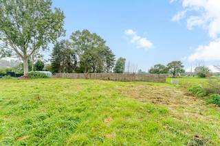 Hectaar bouwt drie landelijke en energiezuinige nieuwbouwwoningen, centraal gelegen in Waarschoot (Lievegem). Hier geniet je van de charme van een landelijke omgeving, terwijl je toch vlot toegang hebt tot openbaar vervoer, scholen en winkels.<br /><br /><strong>Indeling van de woning: </strong><br />Gelijkvloers: inkomhal met gastentoilet, lichtrijke leefruimte met open keuken, inpandige garage.<br />Eerste verdiep: nachthal met apart toilet, 3 ruime slaapkamers, badkamer met ligbad, inloopdouche en dubbele wastafel. <br />Zolder: toegankelijk met uitklapbare trap, grote bergruimte. <br /><br /><strong>Extra troeven: </strong>
<ul>
<li>Landelijk gelegen met ruime, zonnige tuin</li>
<li>Lucht-water warmtepomp in combinatie met vloerverwarming</li>
<li>6 zonnepanelen </li>
<li>Inpandige garage </li>
<li>Inclusief laminaat in de nachthal en slaapkamers </li>
<li>Volledig geschilderd en voorzien van verlichting</li>
</ul>
Interesse in deze unieke woningen te Waarschoot?<br />Contacteer ons vandaag nog voor meer informatie of een bezichtiging aan deze woning.