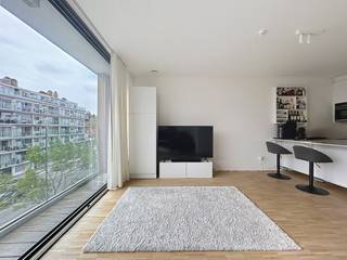 Studio gelegen in RoeselareIndeling: lichtrijke leefruimte met keuken, terras, badkamer met douche en enkele lavabo, parking 10.EPC: A (94)€600 + €80...