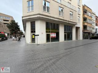 Subliem gelegen hoekhandelspand met volumineus winkeloppervlakte (199m²).<br />Residentie Rialto is gelegen in de bruisende stadskern van Oostende. Het vele lichtinval is mede te danken aan de bijzonder grote glaspartijen en de vrije plafondhoogte van 5m45. De gevel meet 50 meter die zich vertaald in een boeiende etalageruimte. Daarbovenop is er nog een kelder van 82,08m² met rechtstreekse toegang vanuit het handelsgelijkvloers.<br /><br />Casco oplevering waardoor de inrichting naar eigen believen kan worden ingevuld. Er zijn meerdere handelsdoeleinden mogelijk (ook horeca). De hoge plafonds, grote glaspartijen en bijzondere oppervlakte geven een onevenaarbaar ruimtegevoel en werkelijk winkel-/horecabelevenis.<br /><br />Extra troeven:<br />- gunstige energiescore en E-peil;<br />- opsplitsing mogelijk naar 2 units;<br />- terraszones kunnen voorzien worden (mits aanvraag bij Stad Oostende);<br />- onmiddellijk vrij;<br />- meerdere handelsbestemmingen mogelijk.<br /><br />Locatie is alles! Dit pand dankt zijn commerciële ligging door de aanpalende trendy shopping- en horecastraten (Adolf Buylstraat, Langestraat, Madridstraat en Hertstraat). <br />Door de strategische ligging nabij zeedijk, casino en winkelstraten is zowel dag- als avonduitbating mogelijk. Deze buurt is in volle ontwikkeling (nieuwbouwappartementen, assistentieflats, lokale handelaars met een nieuwe zaak... Bent U de volgende?<br /><br />Ideaal geschikt voor een ondernemer die zijn business naar een hoger niveau wil tillen in een moderne residentie.<br />Opgesplitste verhuur ook mogelijk -> informatie te verkrijgen kantoor.<br />Voorwaarden bespreekbaar.<br /><br /><em>De huurprijs valt onder het BTW-regime.</em>