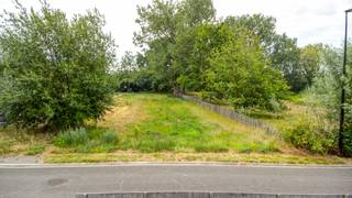 <p>Interesse in deze bouwgrond? Neem voor bijkomende informatie of het maken van een afspraak rechtstreeks contact op met Jeff Peeters via <strong>+32 492 57 73 17</strong> of <strong>jeff.peeters@copandi.be</strong>.</p><p></p><p>Op zoek naar een ruim perceel bouwgrond op een uitzonderlijk centrale ligging? Deze bouwgrond, gelegen aan <strong>Brukel in Geel</strong>, combineert een mooie perceeloppervlakte met een uitstekende ligging <strong>pal in het centrum van Geel</strong>.</p><p>Het perceel heeft een totale oppervlakte van maar liefst <strong>10a 63ca (1.063 m²)</strong> en biedt daarmee heel wat mogelijkheden voor het realiseren van een nieuwbouwproject, steeds rekening houdend met de geldende stedenbouwkundige voorschriften.</p><p>De centrale ligging vormt zonder twijfel één van de grootste troeven. Winkels, horeca, scholen, openbaar vervoer en andere voorzieningen van het stadscentrum bevinden zich op wandelafstand. </p><p>Tegelijk biedt de ruime perceeloppervlakte de mogelijkheid om wonen in het centrum te combineren met de ruimte en het comfort van een volwaardige buitenomgeving.</p><p></p><p>✅ Ruim perceel</p><p>✅ Gelegen binnen de ring</p><p>✅ Alle voorzieningen op wandelafstand</p><p></p><p><strong>Interesse? Neem contact met ons op voor meer informatie over het perceel en de geldende bouwvoorschriften.</strong></p>