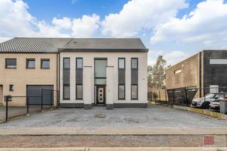 Prachtige en ruime woning met een woonoppervlakte van ca. 277 m², gebouwd in 2018 met vloerverwarming en voorzien van 5 volwaardige slaapkamers en 3 badkamers, ideaal voor grote gezinnen of wie op zoek is naar extra leefruimte. De woning beschikt over een aangename achtertuin en ruime parkeergelegenheid aan de voorzijde. Dankzij de 16 zonnepanelen en het energielabel A geniet je van een uitstekend energiezuinige woning, wat zorgt voor lage energiekosten, duurzaamheid en optimaal wooncomfort.<br /><br />De woning bevindt zich in een rustige, groene woonomgeving met een aangename en residentiële uitstraling. In de directe nabijheid zijn scholen, buurtwinkels en diverse voorzieningen aanwezig, wat zorgt voor een praktisch en comfortabel dagelijks leven. Dankzij de vlotte verbindingen bereik je het centrum van Maasmechelen en omliggende gemeenten snel en eenvoudig. Op korte afstand ligt Terhills, de toegangspoort tot het Nationaal Park Hoge Kempen, met prachtige wandelroutes, uitgestrekte natuur, terrils en populaire fietsroutes zoals Fietsen tussen de Mijnterrils.<br /><br />Bezichtig deze woning ook digitaal en 'loop' zelf door de woning. Kijk daarvoor op onze website of via: <br />my.matterport.com/show/?m=ZbSUn5yRRxX<br /><br />INDELING<br /><br />Gelijkvloers:<br /><br />- Lichtrijke inkom met keramische tegelvoer, inbouwkast en vide;<br />- Slaapkamer 1 (10.5m²), gelegen aan de voorzijde, momenteel in gebruik als kantoor;<br />- Slaapkamer 2 (13.9m²) idem gelegen aan de voorzijde;<br />- Badkamer, met enkel wasmeubel, spiegel met licht, toilet (Geberit) en inloop-regendouche;<br />- Berging (technische) van ca. 12.9m², voldoende plaats voor stockage van materiaal of voedingswaren, inclusief regenwaterpomp met 3 filters;<br />- Woonkamer met Vaillant thermostaat, tv aansluitingen en een accentmuur, uitzicht op de tuin met schuifraam naar overdekt terras;<br />- Zeer luxueuze en ruime keuken (met push-to-open systeem), granieten werkblad met zitgedeelte voor 4 personen, vaatwasser (Whirlpool), zwarte spoelbak, inductievuur en dampkap (Neff), inbouwstopcontact, inbouwkoffiezet, combioven en hete-lucht (Neff), frigo (AEG), de keuken beschikt tevens over een schuifraam en achterdeur met toegang tot het terras. <br /><br />1e verdieping: <br /><br />- Grote badkamer met inloopdouche en ligbad, enkel wasmeubel, lichtspiegel, toilet;<br />- Slaapkamer 3 met achterliggende dressing en ensuite douche, TV-aansluitingen voorzien en uitzicht op de tuin;<br />- Berging met aansluiting wasmachine en droogkast;<br />- Slaapkamer 4 en 5 liggen beiden aan de voorzijde en beschikken over TV aansluitingen;<br />- Over het hele verdiep werd er gekozen voor een marmerlook keramische tegel.<br /><br />Zolder: <br /><br />- Nog af te werken zolder, heeft een draai-kiep raam met Veluxen.<br /><br />Tuin:<br /><br />- Zuidwest georiënteerde tuin;<br />- Leuk aangelegde terrassen, waarvan 1 overdekt is.<br /><br />Bijzonderheden:<br /><br />- Mogelijkheid om de zolder af te werken tot extra grote slaapkamer of 2 kleinere slaapkamers met een mogelijkheid tot ensuite badkamer;<br />- De woning beschikt over rolluiken die gestuurd worden via een afstandsbediening;<br />- 16 zonnepanelen (355 Wp - totaal 5680 Wp) ook conform gekeurd;<br />- Ventilatiesysteem Vasco D400;<br />- CV ketel van het merk Vaillant VCW 346/5-5 ecoTEC plus;<br />- Toegang tot de woning mogelijk via sleutel of codeklavier;<br />- 2 granieten trappen, die luxe uitstralen;<br />- Ieder verdiep beschikt over een aparte thermostaat, zo kan men het wooncomfort kiezen op iedere woonlaag;<br />- Waterput van 7500 liter;<br />- Camerabewaking aanwezig. <br /><br />Energieprestatie en binnenklimaat (EPB-EPC)<br />Certificaat beschikbaar: ja<br />EPC certificaatnummer: 73107-G-DBA_2017000924/EP15119/A001/D01/SD001<br />Berekende energiescore : (kWh/m²): 17 kWh/m² - E12 peil (A label!)<br />Het certificaat is geldig tot en met: 31/12/2030<br />Electrische installatie: ja - CONFORM<br /><br />Informatie stedenbouwkundige voorschriften:<br />Stedenbouwkundige vergunning: ja<br />Meest recente bestemming: woongebieden, waterwinningsgebieden<br />Dagvaarding uitgebracht: neen<br />VOORKOOPRECHT OP DIT GOED: neen <br />VERKAVELINGSVERGUNNING: niet van toepassing<br />WATERGEVOELIG OPENRUIMTEGEBIED: neen<br /><br />Maatregelenregister: neen<br /><br />Overstromingsgevoelige gebieden: <br />Perceelscore of P-score : B<br />Gebouwenscore of G-score: A<br />Ligging in Signaalgebied: neen <br />Ligging in afgebakende oeverzone of afgebakend overstromingsgebied: neen<br /><br />A:geen overstroming gemodelleerd B: kleine kans op overstromingen onder klimaatverandering C: kleine kans op overstromingen D: middelgrote kans op overstromingen<br /><br />Beschermd erfgoed<br />GEINVENTARISEERD ERFGOED: neen<br />BESCHERMD ONROEREND ERFGOED: neen