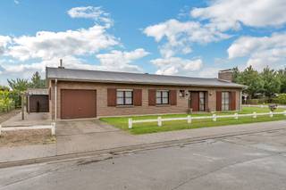 Op een boogscheut van het centrum van Deinze, een basisschool en het station, vindt u deze te renoveren bungalow met tal van mogelijkheden.Dankzij de...