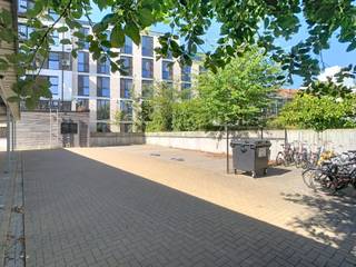 <p>Sta jij op zoek naar een vaste, veilige stallingsplaats voor je wagen in het hart van Leuven?</p><p>Deze parkeerplaats aan de Blijde Inkomststraat 85 (Toegang langs de Mathildegang, zijstraat Dagobertstraat.) biedt je precies dat: een centrale ligging waar je auto veilig en dicht bij huis staat, zonder gedoe met wisselend straatparkeren of dure parkeermeters. De parkeerplaats is functioneel en direct bruikbaar, ideaal voor wie in de buurt woont of werkt en op zoek is naar een praktische oplossing om de wagen kwijt te kunnen. Geen overbodige extra's, maar precies wat je nodig hebt: een vaste plek voor je voertuig op een gegeerde locatie. De ligging in de Blijde Inkomststraat is een absolute troef. Je bevindt je middenin Leuven, op wandelafstand van het centrum, winkels, horeca en de talrijke faculteiten en gebouwen van de KU Leuven. Openbaar vervoer, invalswegen richting Brussel en andere grote steden, en alle stadsvoorzieningen liggen binnen handbereik, wat deze locatie bijzonder interessant maakt voor studenten, werknemers of bewoners van de binnenstad. Interesse in deze parkeerplaats? Neem gerust contact op met ons kantoor om de mogelijkheden te bespreken of een bezoek in te plannen.</p>
