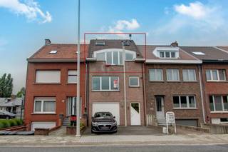Appartement te huur in Boomindeling:- apart toilet- woonkamer met veel lichtinval- ruim terras (ca. 21m²)- keuken- bergingbovenverdieping:- slaapkamer met vast bed frame- badkamer met lavabomeubel, toilet en ligbad met doucheschermverder is er nog een berging voorzien op het gelijkvloers alsook een plaats voor een fiets.Locatie: Dit appartement te huur is gelegen in de Kerkhofstraat in Boom, op de grens met Reet. Winkels bevinden zich in de nabijheid. Via de A12 en E19 heeft u tevens een vlotte verbinding met Antwerpen, Mechelen en Brussel.Bijzonderheden:- 1 slaapkamer- geen gemeenschappelijke kosten- geen lift- parkeerplaats op oprit- afgesloten plaats voor fiets- aparte berging- aparte meters- centrale verwarming op gas- plaatsbeschrijving op gemeenschappelijke kosten tussen huurder en verhuurderBent u op zoek naar vastgoed te huur in Boom? Neem dan gerust contact op met één van onze collega's van Dewaele vastgoed met advies.