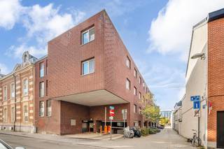 Deze gunstig gelegen studio binnen de Leuvense stadsring is een uitstekende kans voor zowel eigen bewoning als investering. Op slechts 10 minuten wandelen van het station, Groep T, verschillende campussen (Rechtswetenschappen, Sociale Wetenschappen, Psychologie en Economie), tuin De Walque,...  bevindt deze studio zich op een toplocatie voor studenten en jonge professionals.<br /><br />De studio is uitgerust met een eigen kitchenette, toilet en douche wat zorgt voor een comfortabel en zelfstandig verblijf. De studio heeft bovendien toegang tot een mooi terras dat gedeeld wordt met de naastgelegen studio. Daarnaast biedt het gebouw extra faciliteiten die het wonen nog aangenamer maken, zoals de gemeenschappelijke fietsenstalling, een zeer ruim dakterras en een gemeenschappelijke keuken en leefruimte. Ideaal om medebewoners te leren kennen!<br /><br />Elektriciteit conform! EPC 231kWh(C-label)! <br /><br />Momenteel is de studio verhuurd voor het lopende academiejaar.<br /><br />Indien u deze leuke studio graag bezoekt dan kan u mij steeds bereiken via arnaut@immojanstas.be of op 0495292080.<br /><br />Bijkomende info (EPC, bodemattest, elektriciteitsattest, enz...) kan U hier downloaden ↓