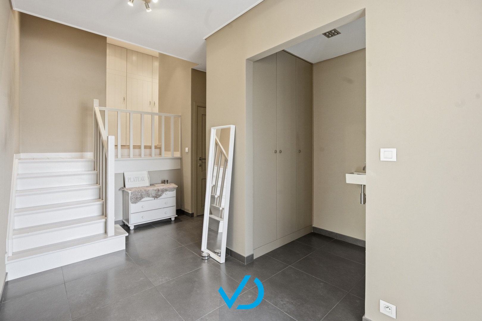 Karaktervolle en ruime woning met zonnige tuin en topligging in Ieper! - foto 3