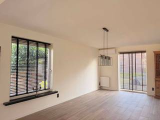 Rustig gelegen gezinswoning met ruime leefruimtes, moderne keuken met eiland en tuin.
Bent u op zoek naar een ruime en comfortabele gezinswoning op een rustige, kindvriendelijke locatie, met alle dagelijkse voorzieningen binnen handbereik? Dan is deze verzorgde woning zeker een bezoek waard.
De woning geniet van een rustige en aangename ligging, ideaal voor gezinnen met kinderen. In de nabije omgeving bevinden zich onder andere sportpark De Hoogt, scholen, een bakker en diverse winkels. Ook de belangrijkste verbindingswegen en de autostrade zijn vlot en snel bereikbaar, waardoor deze woning ook uitstekend gelegen is voor woon-werkverkeer.
Bij het binnenkomen beschikt de woning over een ruime inkomhal met aansluitend een apart gastentoilet. Verder bevinden zich op het gelijkvloers twee ruime woon- en leefruimtes, die dankzij hun oppervlakte tal van mogelijkheden bieden voor een gezellige zithoek, eetruimte of extra leefruimte.
De moderne keuken met eiland vormt het hart van de woning. Dankzij de open en aangename indeling geniet u hier van veel ruimte en een mooi zicht op de tuin.
Op de eerste verdieping bevindt zich een ruime nachthal, die toegang geeft tot de verschillende vertrekken. Er zijn drie ruime slaapkamers, ideaal voor een gezin of voor wie een extra kamer wenst als bureau, hobbyruimte of dressing. Daarnaast is er een praktische berging en een ruime badkamer, uitgerust met een toilet, ligbad, aparte inloop douche en dubbele lavabo.
Ook buiten heeft deze woning heel wat te bieden. De tuin vormt een aangename plek om te ontspannen.
Troeven:
-Rustige en kindvriendelijke omgeving
-Nabij sportpark De Hoogt
-Nabij Landschap De Liereman
-Scholen, bakker en winkels op korte afstand
-Vlotte verbinding naar de autostrade
EPC is een schatting deze is in opmaak.
Voor meer info of afspraak +32479014603
