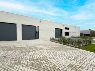 Nieuwbouw KMO-unit van 215 m² met 2 privatieve parkeerplaatsen te koop op een terrein van 334 m².Gelegen op amper 900 m van de Vichtsesteenweg, met...