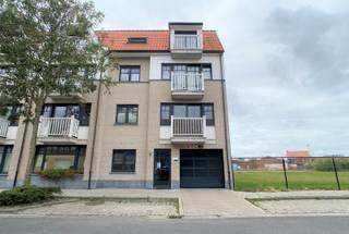 Dit appartement bevindt zich op de derde verdieping (te bereiken met lift) van de residentie "Newport" vlakbij de jachthaven van Zeebrugge. Het appartement beschikt over een ruime woonkamer met open ingerichte keuken, aansluitend een berging, 1 mooie slaapkamer, badkamer, afzonderlijk toilet en balkon.