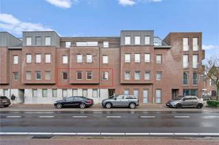 RUIM APPARTEMENT MET 3 SLAAPKAMERS , ZEER GROOT TERRAS MET ZICHT OP GROENGELEGEN OP DE 1 STE VERD MET LIFT VLAKBIJ GEZELLIG KERKPLEINhal, ruime...