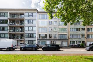 <strong>Wilrijk - Kwalitatief nieuw gerenoveerd en lichtrijk 2 à 3 slaapkamer dakappartement met extra bureau-, dressingkamer en een zonnig terras. </strong><strong>Gelegen op een toplocatie nabij de gegeerde Pulhofwijk, geniet u van alle comfort op wandelafstand: van ambachtelijke bakkers en supermarkten tot scholen en ziekenhuizen. Dankzij de nabijheid van belangrijke invalswegen is de bereikbaarheid uitstekend. <br /><br />Mogelijkheid tot aankoop van een ondergrondse autostaanplaats in het gebouw.<br /></strong><br /><span><strong>INDELING: </strong></span><br />Via de INKOMHAL met apart gastentoilet heeft u toegang tot de ruime en lichtrijke LIVING ca. 33m² op parket met open ingerichte KEUKEN <br />ca. 7m² voorzien van een kookeiland, een ontbijthoek, opbergkasten en kwalitatieve toestellen: inductiekookplaat met ingebouwde afzuiging, ruime koelkast met diepvries, oven, afwasmachine en een spoelbak.<br />Een handige BERGING met ruime ingemaakte kast. De ansluiting voor uw wasmachine en droogkast zijn hier aanwezig. <br /><br />Via de NACHTHAL met ingemaakte kast, is er toegang tot de slaapkamers op parket en de ingerichte moderne BADKAMER ca. 5m², voorzien van ruime inloop regendouche en een wastafel in een meubel met spiegel.<br />De eerste SLAAPKAMER ca. 10m² en tweede SLAAPKAMER ca. 18m² geven toegang tot het zuidgerichte TERRAS ca. 5m² met extra opbergkast. De derde polyvalente RUIMTE van ca. 12m², voorzien van lichtkoepel en afgewerkt met parket, biedt de perfecte ruimte voor een riante dressing of een rustige thuiswerkplek.<br /><br />Heerlijk genieten kan u op het zonnige TERRAS. <br /><br />De KELDER is inbegrepen. Een ondergrondse parkeerplaats in het gebouw is apart te koop voor 20.000€.<br /><br /><span><strong>BIJZONDERHEDEN:</strong></span><br />* Nieuw gerenoveerd 2 à 3 slaapkamer dakappartement op uitstekende locatie. <br />* Kwalitatieve afwerking - totale renovatie (2026)<br />* Mobiscore 9,0<br />* Zonnig zuidgericht terras achteraan <br />* Inclusief kelderberging<br />* Een ondergrondse parkeerplaats is apart te koop