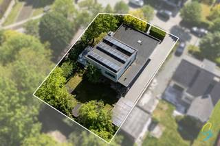 In een rustige en idyllische wijk, vlakbij het centrum van De Pinte, bevindt zich deze instapklare woning met een uitstekende ligging. U geniet hier van absolute rust, terwijl alle voorzieningen en het centrum zich op korte afstand bevinden. Bovendien ligt het prachtige Parkbos op wandelafstand.<br /><br />Indeling<br />Via de inkomhal met gastentoilet en bureauruimte betreedt u de lichtrijke woonkamer, die naadloos aansluit op de keuken. Vanuit de keuken heeft u toegang tot een aangenaam terras. Op het gelijkvloers bevinden zich daarnaast nog een slaapkamer met aansluitende dressingroom en een badkamer uitgerust met zowel douche als bad.<br />Extra bergruimte is voorzien achter de keuken.<br /><br />Op de eerste verdieping vindt u drie volwaardige slaapkamers, een tweede badkamer met douche en lavabo tevens is nog een apart toilet. Een ruime zolder sluit het geheel af. <br /><br />Deze voormalige bungalow werd in 2011 grondig verbouwd en uitgebreid met een extra woonunit op de bovenverdieping. De combinatie van oud en nieuw zorgt voor een harmonieus geheel met een hedendaags comfortniveau.<br /><br />Troeven<br /><br />Instapklaar<br />Grondig verbouwd in 2011<br />24 zonnepanelen met groenestroomcertificaten. <br />Energiezuinig (EPC B)<br />Rustige, groene omgeving<br />Uitstekende bereikbaarheid<br /><br />Bezoeken<br />Bezoeken zijn mogelijk, mits afspraak.<br /><br />Contacteer:<br />Simon Coens<br />📞 0478/206.774<br />✉️ simon@cornelis-goeman.be<br /><br />Of website : Cornelis &amp; Goeman.