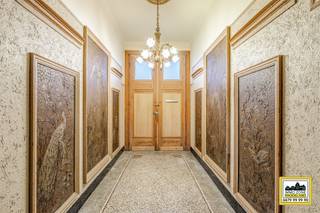 <p>“ABSOLUTE TOPPER” – Afspraak ENIGE BEZOEKDAG uitsluitend telefonisch via Elias Le Juste op 0487/ 33 .10 .10 of Randy Remue op 0479 / 99 .99 .90. Meer info via Facebook “Remue Randy” – LIKE de pagina en blijf op de hoogte van alle nieuwe woningen. Alle documenten van het pand zijn te raadplegen via www.immo-zone.be. Welkom in de Kouterstraat 25 te Welden (Oudenaarde), waar we in het hart van de Vlaamse Ardennen deze prachtige en karaktervolle woning terugvinden voor gezinnen én zelfstandigen. Indeling: We betreden de woning via de ruime inkomhal met originele decoratie-elementen, die ons toegang geeft tot rechts een grote leefruimte, opgedeeld in twee gezellige delen met open haard. Links vinden we een eetplaats met authentieke muurschilderingen en een aansluitende keuken voorzien van een extra bergplaats. Verder doorlopend komen we in een rustieke veranda met ruimte voor een bijkeuken, extra bergruimtes en toegang tot een opbergzolder. Achteraan bevindt zich een recent magazijn van maar liefst 160 m², zeer vlot toegankelijk met dubbele industriële poorten en ideaal voor zelfstandigen of wie extra opslagruimte zoekt. Op de eerste verdieping vinden we vier ruime slaapkamers en een badkamer. Via een vaste trap bereiken we de geïsoleerde zolder, die perfect kan worden ingericht. De woning is uitstekend gelegen, vlak bij winkels voorzieningen. Renovatieplicht van toepassing. <br />P-score: A / G-score: A. VOOR SNELLE BESLISSERS!<br />IMMO ZONE RHODELAND – Elias Le Juste – 0487/ 33 .10 .10</p>