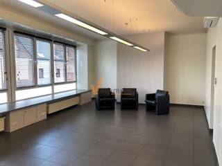 <p><span>MODERN APARTEMENT IN CENTRUM SCHOTEN</span></p><p><span> </span></p><p><span>Dit ruime appartement van 109 m² bevindt zich op een uitstekende ligging in het hart van Schoten.</span></p><p><span> </span></p><p><span>Het appartement beschikt over 1 slaapkamer met ingebouwde kasten en ensuite de badkamer met een moderne douche en hedendaagse afwerkingen, een ruime berging en apart gasten toilet. </span></p><p><span> </span></p><p><span>De keuken is voorzien van een volledige keuken opstelling met werkbladen en opbergruimte voor alle huishoudelijke behoeften. De ruime woonruimte biedt veel licht dankzij grote raampartijen en is voorzien van keramische tegelvloer.</span></p><p><span> </span></p><p><span>Er is een aangename buitenruimte met terras, voorzien van lounge meubilair en een berging met wasmachine voorziening. </span></p><p><span> </span></p><p><span>De ligging in Schoten is strategisch voordelig met gemakkelijke toegang tot winkels, restaurants en openbaar vervoer.</span></p><p><span> </span></p><p><span> </span></p><p><span>* airco </span></p><p><span>* zeer centraal gelegen (mobiscore 8,7/10) </span></p><p><span>* volledig geschilderd </span></p><p><span>* dubbele beglazing en automatische zon screenings</span></p><p><span>* beschikbaar vanaf 1 Dec. 2026</span></p><p><span>* EPC: 172</span></p><p><span> </span></p><p><span> </span></p><p><span> </span></p>