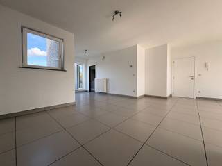 <p><span>Gezellig appartement met zonneterras met prachtig zich op "het Broek"</span></p><p><span> </span></p><p><span>Dit rustig gelegen appartement is gelegen op de 2deverdieping van een moderne residentie en heeft een uitzonderlijk zicht op het natuurgebied het Broek van Baasrode, waar ook het zonneterras op uitgeeft. het appartement is instapklaar!</span></p><p><span>Indeling : inkomhal, zeer ruime living met uitzonderlijk uitzicht , aparte ingerichte keuken van alle toestellen voorzien (dampkap, fornuis, koelkast, vaatwasser), badkamer met douche, aparte toilet, bergruimte, 2 slaapkamers, groot terras aan achterzijde.</span></p><p><span>Een kelderberging biedt extra bergruimte, fietsen kunnen geplaatst worden in een gemeenschappelijke fietsenberging.</span></p><p><span>Parkeergelegenheid is voorzien aan de voorzijde van het gebouw.</span></p><p><span>Beschikbaar : onmiddellijk</span></p><p><span> </span></p><p><span>Verdere info of een bezoek ter plaatse contacteer Immo Twins 052/55.55.55 of info@immotwins.be</span></p>