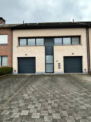 Vul eerst de KANDIDATUURFICHE volledig in door te klikken op volgende link https://ppvastgoed.be/nl/kandidatuurfiche ! Dan pas kan een bezoek ingepland worden. Deze duplex bevat op het gelijkvloers een garage, inkomhal en toilet. Op de 1e verdieping is er een ruime woonkamer met open ingerichte keuken en achteraan een mooi terras. Op de 2e verdieping zijn er 2 slaapkamers en een badkamer. Vooraan het gebouw is er eveneens nog een autostaanplaats. Huurprijs € 895/maand, geen gemeenschappelijke kosten. Vrij vanaf 01/10/2026.