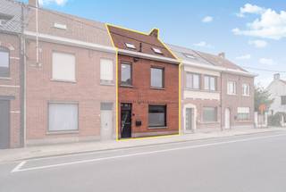 Deze in 2015 gerenoveerde woning ligt op een uitstekende locatie. Je vindt een school en sportfaciliteiten op ongeveer 500 m, de buurtwinkel op ongeveer 300 m.<br /><br />Via de inkomhal kom je in de ruime woonkamer met eetplaats vooraan en een royale zithoek. Aansluitend ligt de leefkeuken met plaats voor een grote eettafel en rechtstreeks zicht op de tuin. Op het gelijkvloers vind je ook een badkamer met douche, een apart toilet. Er is tevens een praktische kelder.<br /><br />Op de eerste verdieping liggen twee grote slaapkamers en een tweede badkamer met ligbad. Een vaste trap leidt naar de tweede verdieping met nog twee extra kamers. Een kruipzolder biedt bijkomende opslagruimte.<br /><br />De grote, zonnige tuin kijkt uit op achterliggend groen en beschikt over een tuinberging en een aangelegd terras.<br /><br />Belangrijke troeven: EPC-label B (183 kWh/m² per jaar), elektriciteit conform, asbestveilig en zonnepanelen inbegrepen.<br /><br />Plan snel je bezoek in!<br /><br />Referentie: YP/26110/TK
