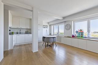 Are you looking for a special apartment for sale in Zeebrugge? This bright and spacious apartment, with a living area of 77m², offers an exceptional living experience in the heart of Zeebrugge. The recent renovation of the cellar/studio in 2023, together with the refurbishment works in the apartment itself, guarantees a ready-to-move-in home. This property is a great opportunity for those who want to buy in a vibrant coastal city.Layout:- entrance hall with toilet- bright living space with open kitchen- living room- bedroom 1- bedroom 2- bathroom with shower- access to a private roof terrace- access to private cellar/studio with courtyardThis opportunity is an ideal opportunity for those looking for a good investment with a rental return, second home or permanent home. Located in a good location in Zeebrugge near the beach, sea and roads to Bruges and the coast. There is also a communal bicycle shed.Don't miss out on this unique opportunity to buy this beautiful apartment for sale in Zeebrugge. Would you like more information or a visit? Feel free to contact us via knokke@dewaele.com or 050 612 612