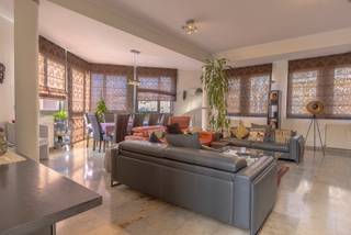 <p>Ontdek deze ruime en karaktervolle eigendom met maar liefst drie verdiepingen, perfect voor wie houdt van ruimte, comfort en een vleugje luxe. Via de centrale inkomhal, kom je terecht in de burearuimte die eveneens kan dienen als ruimte voor vrij beroep, de garage geschikt voor twee wagens, en een afzonderlijk toilet.</p><p>Op de eerste verdieping vind je een volledig uitgeruste keuken en een lichtrijk salon (46m²). De tweede verdieping biedt twee ruime slaapkamers waarvan één met zuidgericht terras, een stijlvolle badkamer met ligbad, dubbele lavabo, een wasberging met ingebouwde kasten, en een apart toilet. De derde verdieping verrast met twee slaapkamers met mezzanine, een badkamer met douche, én een zonneterras (met zonnescherm) waar je in alle rust kan genieten. Op de tussenverdieping bevindt zich een derde terras met een sfeervol elektrisch fonteintje. De ruime kelder is volledig ingericht met een fitnessruimte, een wijnkelder, en extra bergruimte.</p><p>Dit prachtige pand ligt op wandelafstand van openbaar vervoer, winkels en voorzieningen, in een rustige maar goed bereikbare buurt van Anderlecht.</p><p>EPC 186 kWh/(m²jaar) - label D<br />Elektrische keuring niet conform</p>