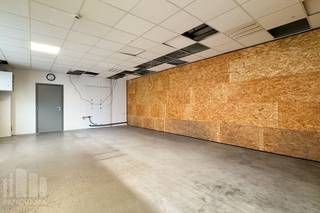 Magnifiek gelegen<strong> kantoorruimte van 529 m²</strong> te koop met visibiliteit vanaf de bedrijvige Pontbeeklaan aan de rand van Brussel (Zellik).<br />Fenomenale bereikbaarheid dankzij de nabijheid van de <strong>R0 en de E40. </strong><br /><br />De <strong>kantoorruimtes</strong> bevinden zich in het kwalitatieve <strong>Sphere Business Park</strong> , het gebouw is opgebouwd uit een stevige betonstructuur met polybetonvloeren (3 T/m²) en is uitgerust met moderne technieken zoals TL/LED-verlichting, ventilatiesystemen, een warmtepomp en airco die zowel kan verwarmen als koelen. Verwarming gebeurt via een recente gasketel, wat zorgt voor extra efficiëntie. Met maar liefst <strong>100 zonnepanelen</strong> en een energieneutraal op het 1ste verdiep biedt dit pand een vooruitstrevend antwoord op hedendaagse energie-uitdagingen.<br />Naast functionele troeven zoals een lift, camerabewaking en <strong>10 parkeerplaatsen</strong>, beschikt het gebouw ook over een ruime, rustige binnentuin, een volledig uitgeruste fitness en een luxueuze keuken op de 1ste verdieping.<br />Dit pand is uitermate geschikt voor uiteenlopende invullingen en biedt dankzij zijn moderne infrastructuur en energiezuinige karakter een bijzonder interessante opportuniteit voor wie toekomstgericht wil investeren.<br /><br />De <strong>opslagruimte van +/- 205 m²</strong> met een vrije hoogte van 6 m en geïsoleerd dak is bijzonder functioneel en kwalitatief afgewerkt, ideaal voor diverse logistieke of bedrijfsmatige toepassingen. Opgetrokken in een solide betonstructuur met polybetonvloeren die een belasting tot 3 T/m² aankunnen, biedt deze ruimte de nodige stevigheid voor zowel zware als lichte opslag. Dankzij een grote lichtstraat en efficiënte LED-verlichting is de ruimte aangenaam verlicht, <strong>2 ruime sectionale poorten</strong> van 4 m B x 4,5 m H zorgen voor een vlotte toegang. <br /><br />Aarzel niet en contacteer<strong> PANORAMA B2B</strong> voor bijkomende inlichtingen, plannen of een plaatsbezoek <strong>0477 09 00 09</strong>.