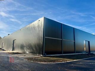 Bedrijfsgebouw van 1.140 m² te huur op minder dan 3 km van de Hasseltse Ring.Het magazijn (brandklasse C) heeft een vrije hoogte van 6,90 m en is...