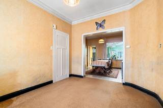 <p><strong>Te renoveren rijwoning met tuin en open zicht achteraan</strong><br />Centraal gelegen aan de Gaversesteenweg bevindt zich deze te renoveren rijwoning op een <strong>perceel van 249 m</strong>². Een absolute troef is de aangename<strong> tuin van ca. 120 m</strong>², die achteraan grenst aan agrarisch gebied. Hierdoor geniet u van een open en groen zicht vanuit de tuin.<br /><br />De woning beschikt vandaag over een <u>benutbare vloeroppervlakte van ca.106m²</u> en biedt dankzij de bestaande indeling én de aanwezige uitbreidingsmogelijkheden een uitstekende basis om een comfortabele en hedendaagse gezinswoning te creëren.<br /><u>De ligging is bijzonder praktisch</u>: winkels, scholen en ontspanningsmogelijkheden bevinden zich vlot in de omgeving. Daarnaast geniet u van een goede bereikbaarheid naar de belangrijkste toegangswegen, de autosnelwegen en omliggende industriezones.<br /><br />Op het<strong> </strong><u><strong>gelijkvloers</strong></u> vinden we een inkomhal, een aangename leefruimte met eet- en zithoek die mooi met elkaar in verbinding staan, en een compacte keuken. Via de veranda bereikt u de bergruimte en het afzonderlijke toilet. Mits een herindeling van de achterbouw zijn hier mooie <strong>mogelijkheden om een ruime, moderne keuken met zicht op de tuin en een comfortabele badkamer te realiseren</strong>.<br />De <strong><u>eerste verdieping</u></strong> omvat drie slaapkamers: twee volwaardige slaapkamers en een kleinere kamer die ideaal kan worden ingericht als kinderkamer, bureau of dressing.<br />Een bijkomende troef is de vaste trap naar de <u><strong>zolderverdieping</strong></u>. Mits de nodige afwerking en isolatiewerken kan deze verdieping mee geïntegreerd worden in de bewoonbare oppervlakte, waardoor extra leef- of slaapruimte ontstaat (zie foto ter illustratie).<br />Het dak is momenteel nog niet voorzien van onderdak of isolatie, wat meteen ruimte biedt om de woning energetisch en technisch volledig naar de hedendaagse normen te brengen.<br />Kortom: een <em><strong>interessante renovatiekans </strong></em>voor wie op zoek is naar een <u>centraal gelegen woning met tuin, uitbreidingsmogelijkheden en</u> <u>een groen uitzicht achteraan.</u> Voor de woning is bovendien parkeergelegenheid aanwezig.<br /><strong>Een woning met veel potentieel en mogelijkheden om volledig naar eigen smaak en behoeften te renoveren!<br />Geniet nog van de 2% verkooprechten bij aankoop van uw eerste woning!</strong><br /><strong>Interesse?</strong> Vraag het volledige verkoopdossier aan via <strong>Lindsay@regiovastgoed.be</strong> of via <strong>0476/83.47.74</strong> en ontdek zelf alle troeven van dit renovatieproject.</p>
