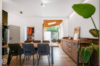 Op de stadsrand van Mechelen, op een aangename en rustige ligging, vinden we deze charmante eengezinswoning met twee slaapkamers. De woning combineert een vlotte bereikbaarheid met het comfort van een eigen voor- en zuidgerichte achtertuin. Met een grondoppervlakte van ca. 150 m² en een bewoonbare oppervlakte van ca. 107 m² biedt dit huis een gezellige thuisbasis voor wie rustig wil wonen, maar toch dichtbij de stad wenst te blijven. Bovendien is de elektriciteit conform en is de woning niet overstromingsgevoelig. Achteraan de tuin bevindt zich een wadi.<br /><br />Op het gelijkvloers verwelkomt de inkomhal u, gevolgd door een salon, eetkamer en keuken. De veranda zorgt voor een aangename verbinding met de tuin. Verder zijn er een berging, wasplaats en apart toilet. De eerste verdieping omvat een nachthal, twee slaapkamers en een badkamer met douche en toilet. Extra bergruimte vindt u in de bergzolder en kelder. PVC-ramen met dubbele beglazing en centrale verwarming op aardgas zorgen voor het nodige comfort.<br /><br />Een woning met karakter, een zonnige tuin en een praktische indeling: hier krijgt u de kans om van een aangename stadsrandwoning uw eigen warme thuis te maken. Ideaal voor starters, een klein gezin of wie op zoek is naar een gezellige woning met buitenruimte. Laat u verrassen door de mogelijkheden en kom de sfeer zelf ervaren!<br /><br />EPC : 224 kWh/m²j - C-label <br /><br />Wenst u meer info of een bezichtiging, contacteer Bob Quirynen  0476/09 84 85<br />of neem een kijkje op onze website : www.Boonstravastgoed.be