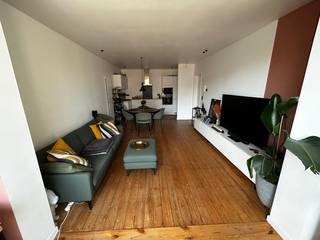Te koop – Charmant en lichtrijk appartement met zonnig terras op het Zuid in Antwerpen<br /><br />Op zoek naar een instapklaar appartement op een toplocatie waar rust en het bruisende stadsleven perfect samengaan? Dan is dit sfeervolle appartement op het geliefde Antwerpen Zuid zeker een bezoek waard.<br /><br />Gelegen in een kleinschalig en goed onderhouden gebouw met slechts vier appartementen, bevindt deze woning zich op de bovenste verdieping. De straat is een rustige eenrichtingsstraat en behoort volgens recente geluidsmetingen tot de stilste straten van de buurt. Toch bevinden tal van gezellige cafés, restaurants, winkels en culturele hotspots zich op wandelafstand.<br /><br />Met een totale oppervlakte van *67 m²* biedt het appartement een aangename en doordachte indeling. De ruime leefruimte baadt de hele dag in het natuurlijke licht dankzij de grote raampartijen. De authentieke rustieke houten vloer geeft het appartement een warme en karaktervolle uitstraling.<br /><br />De woning beschikt over:<br /><br />Een ruime en lichtrijke leefruimte<br />Een comfortabele slaapkamer<br />Een badkamer met ligbad<br />Airco aanwezig in zowel leefruimte als slaapkamer<br />Een ruim en zonnig terras waar u in alle rust kunt genieten<br />Een privé kelder<br /><br />Het volledige gebouw werd gerenoveerd in 2019 (ombouw van oud herenhuis naar appartementen).<br /><br />Het dak werd één jaar geleden volledig vernieuwd en extra geïsoleerd. Daarnaast werd ook de zijgevel bijkomend geïsoleerd, wat bijdraagt aan een betere energieprestatie.<br /><br />*Waarom dit appartement?*<br /><br />• Instapklaar<br />• Authentieke charme gecombineerd met modern wooncomfort<br />• Bovenste verdieping, dus geen bovenburen<br />• Kleinschalige residentie met slechts 4 appartementen<br />• Rustige ligging in een van de stilste straten van Antwerpen Zuid<br />• Op wandelafstand van winkels, horeca, openbaar vervoer en het bruisende stadsleven<br />• Ideaal als eigen woning, pied-à-terre of investering<br /><br />Interesse? Neem gerust contact op voor meer informatie of plan een bezoek van dit prachtige appartement.