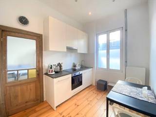 Leuke gelijkvloerse gemeubelde studio, op centrale ligging. <br />Deze karaktervolle studio is onmiddellijk beschikbaar en 100% instapklaar.<br /><br />Indeling: <br />We komen binnen in de leefkeuken, deze is voorzien van een leuke zitplaats met prachtige planchervloer en een moderne keukenblok voorzien van een vaatwasser, koelkast, oven, kookvuur, dampkap, spoelbak, en enkele kasten. <br />Daarnaast vinden we de badkamer. Deze is voorzien van een ruime douche, toilet, en een lavabomeubel. <br />Naast de leefkeuken vinden we de leef/ slaapruimte, met een mooie tegelvloer. Deze ruimte is voorzien van een zithoek, bureautje en een dubbel bed met daarnaast een kleerkast. <br />Verder is er nog een voorziening met wasmachine en droogkast. <br /><br />Bijzonderheden:<br />- Mooie authentieke elementen<br />- Hoge plafonds, veel lichtinval<br />- Provisie maandelijks verbruik water, gas, elektriciteit en internet: 150 euro. <br />- EPC score 383 kWh/m².<br />- Zoeken rustige huurder voor minstens 1 jaar.