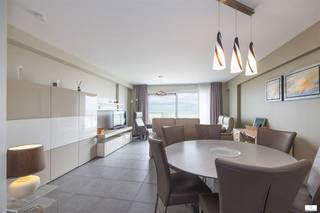 Prachtige appartement op de eerste verdieping van Residentie Chablis. Het spectaculaire uitzicht op de zeedijk en de Noordzee vormt ongetwijfeld de grootste troef van deze eigendom en zorgt elke dag opnieuw voor een ongeëvenaarde woonbeleving. Residentie Chablis behoort bovendien tot één van de recentste residenties op de zeedijk van Middelkerke, waardoor u geniet van een moderne bouwkwaliteit en uitstekende energiescores. Dit maakt het appartement niet alleen bijzonder comfortabel, maar ook toekomstgericht en energiezuinig. De residentie werd ontworpen met slechts één appartement per verdieping en binnenin treft u een moderne en doordachte indeling aan met een lichtrijke leefruimte die uitgeeft op het ruime terras aan de voorzijde, waar u volop kunt genieten van het panoramische zeezicht. De open keuken sluit perfect aan bij de hedendaagse woonstijl en vormt het hart van de leefruimte. Verder beschikt het appartement over twee slaapkamers, die beide rechtstreeks toegang bieden tot het zonnige achterterras. De badkamer is uitgerust met een stijlvolle inloopdouche. Er is en praktische berging voorzien met aansluiting voor een wasmachine en daarnaast tal van inbouwkasten in de hall en slaapkamers. De residentie beschikt over privatieve kelderbergingen voor onder andere fietsen en een afzonderlijk vuilnislokaal. Het appartement wordt bovendien volledig gemeubeld verkocht en bevindt zich in uitstekende staat van onderhoud, waardoor u onmiddellijk kunt genieten van uw tweede verblijf of vaste woonst aan zee.