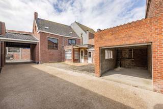 Deze woning is centraal gelegen in de Kloosterstraat 88 te Ruiselede, met een vlotte verbinding naar het centrum en omliggende gemeenten zoals Beernem, Tielt en Wingene. Winkels, scholen en andere voorzieningen bevinden zich in de nabije omgeving. Met een bewoonbare oppervlakte van 247 m² op een perceel van 197 m² biedt deze eigendom tal van mogelijkheden voor verdere afwerking.<br /><br />PLUSPUNTEN:<br />* Vrijheid om verder af te werken naar eigen smaak;<br />* Volledig nieuw dak + recente isolatie;<br />* Volledig nieuwe voorfaçade + restende gevels verniewd; <br />* ALU ramen, superisolerende beglazing 1.0 Ug;<br />* Riolerings- funderingswerken reeds uitgevoerd;<br />* Elektrische rolluiken 1e en 2e verdieping;<br />* Ruime bewoonbare oppervlakte (247 m² !!!) met veel potentieel;<br />* Parkeergelegenheid (garage) op eigen terrein via doorrit;<br />* Mogelijkheid tot tuin, binnenkoer en dakterras;<br />* Nutsvoorzieningen (gas, water en elektriciteit) reeds aanwezig.<br /><br />INTERIEUR:<br />Via de inkomhal bereikt u de eetplaats en aansluitend de ruime leefruimte met veel lichtinval. Er is een trappenhal met toegang tot de (droge) kelder en een voorziene ruimte voor een keuken met mogelijkheid tot groot schuifraam naar de tuin. Achteraan bevindt zich nog een bestaande keuken met toegang tot de buitenruimte.<br />Op de eerste verdieping is er een technische ruimte, apart toilet, badkamer (mog. dubbele lavabo, toilet en inloopdouche), wasplaats en een ruime slaapkamer. Een extra kamer kan dienen als bureau, slaapkamer of stockageruimte met toegang tot het nog te creëren (doch vergunde) dakterras.<br />De tweede verdieping is toegankelijk via een vaste trap en omvat een ruime nachthal met mogelijkheid tot het creëren van een bureau, twee slaapkamers en een aparte berging.<br /><br />EXTERIEUR:<br />Achteraan bevinden zich bijgebouwen die plaats kunnen maken voor een stadstuin. De woning beschikt over een garage of extra staanplaats en parkeermogelijkheid via de doorrit. Het dakterras biedt extra buitenruimte en ontspanningsmogelijkheden.
