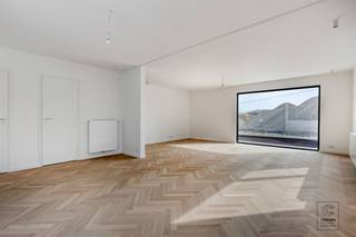 Ontdek deze prachtige, volledig gerenoveerde woning waar modern comfort en tijdloze elegantie hand in hand gaan. Gelegen in een bijzonder rustige...