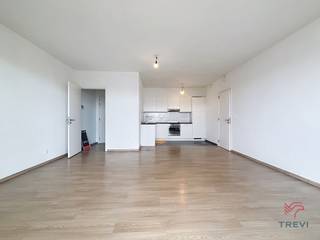 EVERE, in een rustige woonwijk, vlakbij de NAVO, de hoofdwegen, het openbaar vervoer en alle voorzieningen, mooi appartement met een...