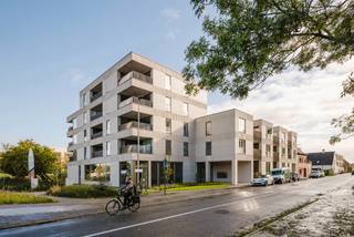<p><span><strong>Voor info bel Anthony 0488 14 62 77<br /><br />Ligging:<br /><br /></strong></span>Residentie Hutsepoort is gelegen in Zwijnaarde, een residentiële omgeving vlakbij het Parkbos. <br />Het Technologiepark, winkels, scholen, Universitair Ziekenhuis, openbaar vervoer en recreatiemogelijkheden liggen in de onmiddellijke omgeving. <br />Vanuit deze locatie is Gent Centrum vlot bereikbaar met de fiets of het openbaar vervoer. <br />Met de auto bereikt u binnen een paar minuten de E40, E17, R4.<br /><br /><span><strong>Project - indeling:<br /><br /></strong></span>In deze kleinschalige residentie Hutsepoort van 20 appartementen, kunnen we u 1, 2 en 3 slaapkamer appartementen aanbieden met ruime terrassen.<br /><br />Hutsepoort wordt een BEN project (Bijna Energie Neutraal). De vloerverwarming, warmtepomp met mogelijkheid tot koeling, ventilatie D en fineerparket bezorgen u een optimaal leefcomfort. <br /><br />U hebt zelf ook inspraak in de afwerking van het appartement. De gemeenschappelijke tuin van Hutsepoort is voorzien van een groenzone met vijver en een zonneterras. Er is een mogelijkheid tot aankoop van een ondergrondse parkeerplaats.<br /><br />Kortom een schitterende locatie om te wonen of om te investeren.<br /><br />Profiteer van het verlaagd BTW-tarief van 6%, indien u aan de voorwaarden voldoet. Nieuw voor investeerders: het 6% BTW-tarief geldt nu ook voor aankopen die gedurende 15 jaar verhuurd worden (onder de toepasselijke wettelijke voorwaarden). <br />Dat verlaagt de aankoopkost en kan uw netto-rendement aanzienlijk verbeteren.</p>
<p>Voor info bel Anthony op 0488 14 62 77</p>