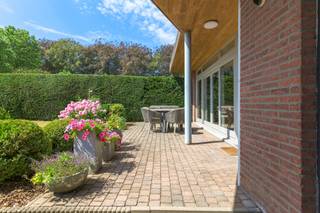 <p>Karakteristieke halfopen bebouwing met eigen oprit te Kalmthout-Achterbroek, op een perceel van 425m². De instapklare woning werd door de jaren heen met de tijd mee vernieuwd, met behoud van de authentieke elementen, en bestaat o.a. uit een charmante leefruimte, een hedendaagse aanbouw met keuken, 2<sup>e</sup> leefruimte en nieuwe badkamer, twee slaapkamers, een zolder met mogelijkheden, een garage en een zuidelijk georiënteerde achtertuin met zéér handige zijtoegang! EPC B</p>