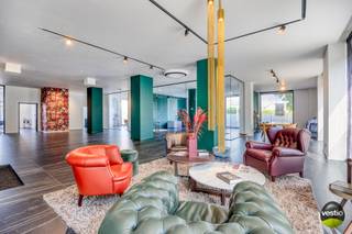 Strategisch gelegen aan het Leopoldplein, op de kleine ring rond Hasselt. Deze kantoorruimte is zeer centraal gelegen vlakbij de E313 en diverse toegangswegen. Het centrum, het station en openbaar vervoer bevinden zich op wandelafstand.  <br /> <br />Deze kantoorruimte heeft een oppervlakte van ca. 328 m² en werd in 2023 volledig gerenoveerd en voorzien van alle comfort. De ruimte is praktisch ingedeeld met ev. mogelijkheid tot het plaatsen van een balie. Er zijn 3 ruime, afzonderlijke kantoorruimtes die vrij in te delen zijn. De ruimte werd volledig gestript en opnieuw ingericht, zo werden onder meer nieuwe keramische vloeren geplaatst, airconditioning (warmen/koelen), plafonds, verlichting, toiletten, kitchenette, ramen en buitengevel... vernieuwd. <br /><br />Er is een rechtstreekse toegang naar de ondergrondse parking met 7 ondergrondse parkeerplaatsen.<br /><br />Zijdelings van het gebouw kunnen er ook enkele parkings gehuurd worden.<br /><br />Enkele PLUSPUNTEN nog eens op een rijtje :<br />+ Kwalitatieve afwerking<br />+ Airco<br />+ Gelegen vlakbij het station<br />+ Energielabel B<br />+ Ruimte met tal van mogelijkheden<br />+ Indien gewenst kan het meubilair overgenomen worden<br /><br />Bent u op zoek naar een kantoorruimte met een absolute zichtlocatie vlakbij het station? Contacteer dan Stephanie Odeurs (0474-73 64 84 of stephanie@vestio.com) voor bijkomende inlichtingen of een plaatsbezoek.