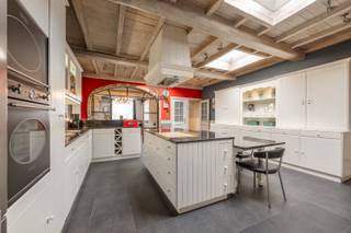 Deze GEZINSWONING is GROTENDEELS GERENOVEERD in 2006 en is gelegen in het centrum van Pittem met name in de Meulebekestraat 65. Gelegen op een...