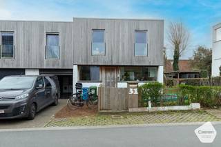 Deze prachtige halfopen woning biedt comfort, ruimte en een uitstekende ligging op een steenworp van de Plaatsduinen van Oostduinkerke. Met...