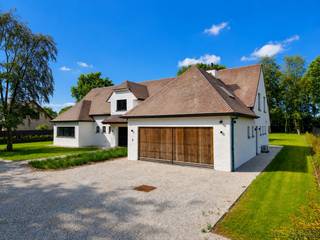 EXCLUSIEVE EN UITERST ENERGIEZUINIGE VILLA, gelegen op een PRACHTIG GROEN EN LANDELIJK PERCEEL van ca. 3.376 m² te Avelgem. Deze unieke eigendom combineert een INDRUKWEKKENDE BEWOONWARE OPPERVLAKTE van ca. 444 m² met een LUXUEUSE AFWERKING en de MEEST MODERNE TECHNIEKEN. Hier geniet u van een UITZONDERLIJKE WOONERVARING waar RUIMTE, COMFORT en EXCLUSIVITEIT naadloos samenvloeien. Deze Villa van +- 1998 werd in 2026 VOLLEDIG GERENOVEERD met uitsluitend KWALITATIEVE MATERIALEN en een AFWERKING OP MAAT. Dankzij het UITSTEKENDE EPC-label A en een uitgebreid pakket aan DUURZAME TECHNIEKEN is deze villa volledig klaar voor de toekomst. Zo beschikt de woning onder meer over 36 ZONNEPANELEN, een WARMTEPOMP, ZONNEBOILER, AIRCO, HR-BEGLAZING, een STIJLVOL tegelpannen DAK, een HYPERGEÏNSTALLEERDE DESIGNKEUKEN met Miele-toestellen en tal van andere hoogwaardige voorzieningen die bijdragen aan een ongeëvenaard wooncomfort. Bovendien is het POOLHOUSE MET BAR een absolute blikvanger. Dankzij de INDRUKWEKKENDE HARMONICA-RAMEN kan het poolhouse volledig geopend worden, wat zorgt voor een UNIEKE BINNEN-BUITEN BELEVING en een optimaal contact met het TERRAS en het ZWEMBAD.<br />De indeling gaat als volgt: via de inkomhal met gastentoilet en een aparte bureauruimte betreedt u de leefruimtes. De luxueus ingerichte leefkeuken biedt een prachtig zicht op de tuin en vormt samen met de gezellige woonkamer met gashaard het kloppende hart van de woning. Verder beschikt het gelijkvloers over een ruime bijkeuken, een veelzijdige polyvalente ruimte, ideaal als, fitnessruimte, speelkamer of praktijk, een volledig ingerichte badkamer en een dubbele inpandige garage. Op de 1ste verdieping geeft de ruime nachthal toegang tot 4 volwaardige slaapkamers, die stuk voor stuk werden voorzien van ingemaakte kasten en een eigen stijlvolle badkamer. De exclusieve master bedroom vormt een absolute blikvanger en beschikt over een gashaard, een ruime dressing op maat en een luxueuze ensuite badkamer.<br />Buitenshuis wordt u omringd door een prachtig aangelegde tuin waar rust, privacy en luxe centraal staan. Het verwarmde zwembad met 'plage', het stijlvolle poolhouse, de ruime terrassen en de uitgestrekte groenzones creëren een unieke buitenbeleving. De volledig omheinde oprit biedt bovendien ruim voldoende parkeergelegenheid voor meerdere wagens. Bovendien beschikt deze eigendom over een gastenparking met aparte toegang tot het perceel via de straatzijde.<br /><br />Adres: Krevelstraat 25 te Avelgem<br /><br />EPC: 98kWh/m²; G-score C en P-score D; Geen renovatieverplichting van toepassing; Bestuursmaatregelen in het maatregelenregister: Neen; Beschikbaar bij akte