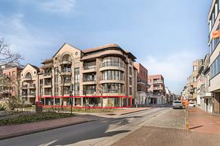 Handelspand te huur van ca. 341m² gelegen in de Noordstraat te Roeselare, op 2 minuten van de Grote Markt in de nabijheid van andere winkels en kantoren. <br /><br />Commerciële ruimte met enorm veel lichtinval door de grote vitrine. Keuken, berging, sanitair aanwezig. <br /><br />Ligt naast het nieuwbouwproject "Het Laere" en het Noordhofpark.<br /><br />Onroerende voorheffing ten laste van de huurder. <br /><br />Bent u op zoek naar bedrijfsvastgoed bestaande uit een handelspand te huur in Roeselare? Aarzel dan niet om ons te contacteren op het nummer 051 21 22 23.