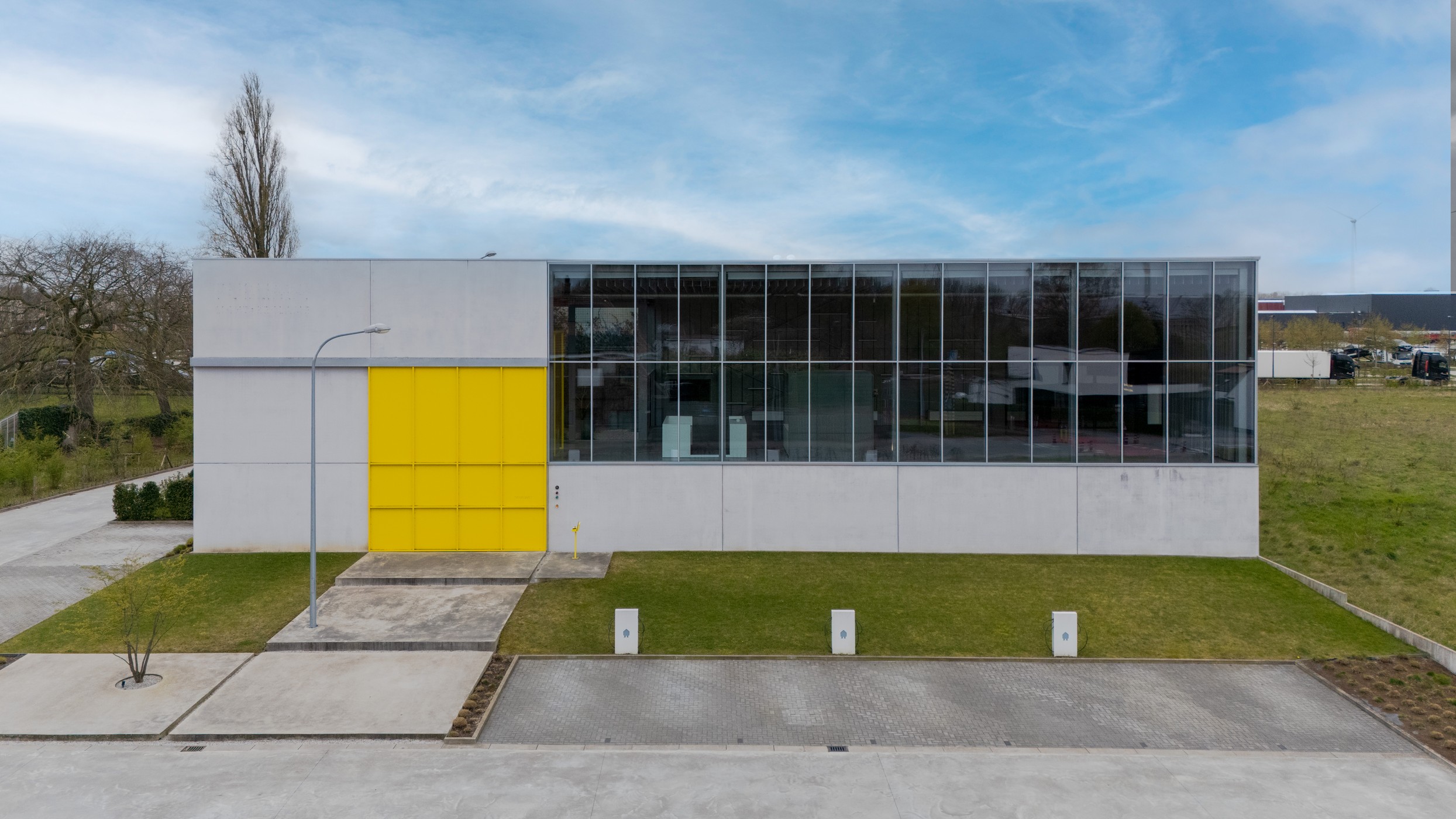 Uniek bedrijfsgebouw (2.612m²) te koop IZ De Pluim in Zwevegem - foto 1