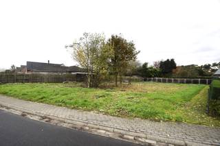 Deze bouwgrond is gelegen in een rustige wijk in StekeneOp 10 minuten rijden van het centrum.Dit perceel heeft breedte van +/-20 meter en is +/- 45...