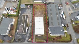 In industriezone Diebeke te Geraardsbergen is een bedrijfsgebouw te huur op een perceel van 2840m². Het gebouw bestaat uit een magazijn van 420m²...