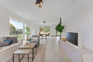 <p><span>Volledige afgewerkte en aangelegde nieuwbouwwoning!</span></p><p><span> </span></p><p><span>Belangrijkste troeven:</span></p><p><span>- Volledig afgewerkt en zelfs al geschilderd</span></p><p><span>- Volledig aangelegd met terras, gazon, oprit en omheining</span></p><p><span>- Verrassend veel ruimte dankzij doordachte indeling</span></p><p><span>- 4 slaapkamers</span></p><p><span>- Energiezuinig dankzij kwalitatieve materialen en de modernste technieken</span></p><p><span>- 5 jaar 50% korting op kadastraal inkomen</span></p><p><span>- Mooi perceel van 557m2</span></p><p><span> </span></p><p><span>Verkoop woning onder BTW en grond onder registratierechten. </span></p><p><span> </span></p><p><span>Bekijk zeker ook onze 3D virtuele rondleiding en onze grondplannen met de afmetingen. Zo krijgt u van thuis uit al een perfect beeld van wat deze woning te bieden heeft!</span></p><p><span> </span></p><p><span>Wenst u meer info of een vrijblijvende bezichtiging, contacteer dan ons kantoor op het nummer 014 39 99 99 en wij helpen u graag verder.</span></p>