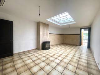 Menen - Woning met tuin en twee slaapkamers te koop.Bestaande uit:Inkomhal, keuken, woonkamer en badkamer1ste verdieping: 2 slaapkamersTroeven: *...